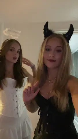 🤍🖤   #halloween #halloweekend #besties #xyzabc #devilangel #devil #angel #halloweenoutfit #fyp #foryou #fördig