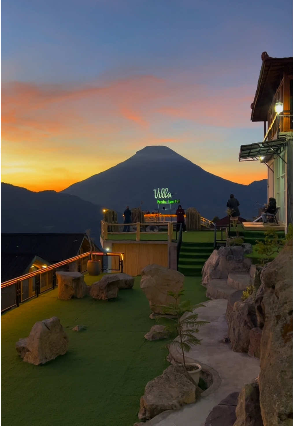 Setiap pagi selalu disajikan keindahan yang tak terduga 📍 Villa pintu langit #fyp #fypシ #villapintulangit #dieng #wonosobo #jelajahliburan #OlahragaTikTok 