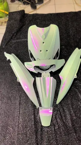 Done repaint body yamaha mio warna putih lembayung pink👌 Yang mau repaint atau sekedar tanya tanya boleh dm aja, untuk harga menyesuaikan dengan bahan yang di pakai ya bolo😎 #ziyanrepaint #catmotorbandung #painterbandung #repaintbandung #yamahamio #miosporty #miomodifikasi #putihlembayungpink #putihlembayung 
