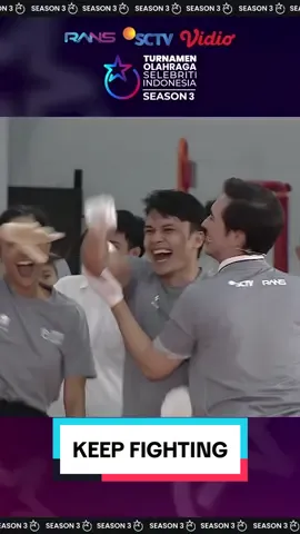 KEEP FIGHTING GUYS🤯😱 Tim Argo mampu unggul pada ronde ketiga yang seharusnya sudah menang atas tim William, namun kedua tim sepakat untuk melakukan ronde best of five🫨 Semakin menegangkan nih buat penonton😅 #TOSI_SCTV #TOSISeason3 #TurnamenOlahragaSelebritiIndonesia #SCTVSports 