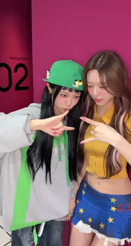 두 눈이 마주친 순간 통하는 #예나 님과 #유나 의 금빛 #네모네모 Sign〰✨

#ITZY #MIDZY #ITZY_GOLD #YUNA #최예나 #YENA @YENA(최예나) 