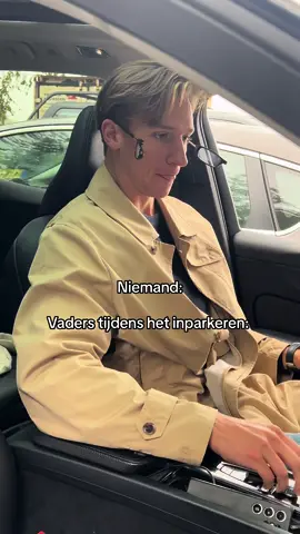 Altijd die volle focus op die achteruitrijcamera 😭😂😂