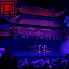 Lần đầu đi xem múa rối nước. Nó đẹp, nó quen thuộc, nó gần gũi nhưng nó cũng là gì đó rất mới lạ. Từ trẻ con đến người lớn, từ 