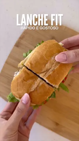QUER UMA IDEIA DE LANCHE FIT QUE CABE NA DIETA? 🍔 Está gostando das receitas saudáveis? Então deixa o seu gostei nos comentários e me segue para mais receitas ❤️👇 Essa é uma opção perfeita para os dias de correria, além de muito gostoso é leve e nutritivo.⤵️ Ingredientes: - 1 unidade de pão francês; - 120g de carne moída; - 1 fatias de queijo muçarela (30g); - salada a vontade (alface, cebola e tomate); - tempere com sal e pimenta do reino. Modo de preparo: 1. Corte o pão ao meio, dividindo em duas partes. 2. Coloque 60g de carne moída em cada parte do pão e aperte bem. 3. Leve à airfryer por 20 min a 150°C. 4. Adicione o queijo e volte na airfryer para derreter. 5. Finalize com salada. Rendimento: 1 unidade Informação nutricional por unidade: 454 calorias. 13,8g gordura. 27,1g carboidrato. 52g proteína. #fit #saudavel #dieta 