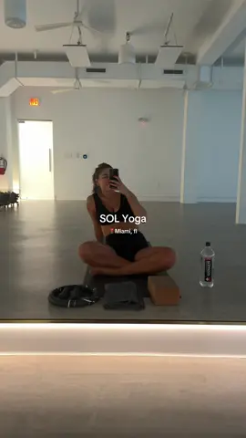 come try a new yoga studio with me in miami fl 🧘🏻‍♀️ #solyogamiami #solyogaflorida #solyoga #yoga #yogasculpt #miami #tryanewworkout 