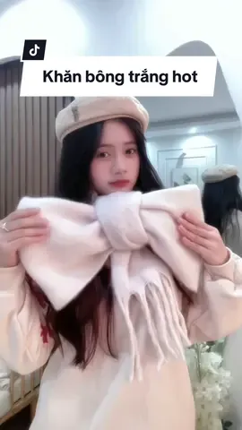 Phiên bản khăn len bông trắng xinh dễ phối đồ cho nàng #tuananhsneaker2 #tastore #xuhuong #khanlen #muadong #khanquangco #cachquangkhan   