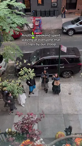 We love to see it! 🎃 #uppereastside #halloweendecor #halloweendecorations #brownstone #halloweenishere 