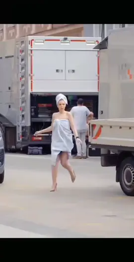 #Foreigners show comedy #amazed people staring in surprise#ต่างชาติโชว์ตลก #ทึ่งผู้คนต่างจ้องมองด้วยความแปลกใจ 