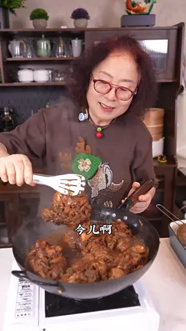 这酱大骨头谁吃谁不迷糊！软烂入味，大口吃肉真爽#酱骨头 #中国餐 #美食教程#美食＃美食推薦#美食教学 #我要上热门＃我要上热搜#上热搜#上热门#美食分享 #chinesetiktok #chinesefoodlover #chinesefoodie #chinafood #for #foryou #foryoupage #foryourpage #Foodie #food #FoodLover #cooking #cookingtiktok #foodcooking #fyp #fypシ