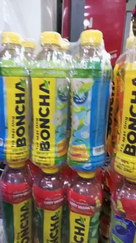 Trà Boncha là một sản phẩm trà đóng chai pha sẵn được làm từ 100% mật ong nguyên chất. Với hương vị thơm ngon, sản phẩm mang lại cảm giác sảng khoái, thanh mát và đánh bay cơn nóng bức.  Sản phẩm này là một lựa chọn tuyệt vời để thưởng thức trong mọi dịp. Bạn có thể mang theo chai trà Boncha khi đi du lịch, đi làm hay tham gia các hoạt động ngoài trời.  Ngoài ra, trà Boncha còn giúp giải khát và mang lại cảm giác sảng khoái, thanh mát cho người uống. Với chai trà Boncha, bạn sẽ không còn phải lo lắng về việc tìm kiếm nước uống trong những ngày hè nóng bức.  Với 100% mật ong nguyên chất, sản phẩm không chỉ giúp giải khát mà còn cung cấp năng lượng cho cơ thể. Trà Boncha là một sản phẩm tuyệt vời để thưởng thức và mang lại sự sảng khoái cho bạn trong những ngày hè nóng bức. #tramatongboncha #boncha #vietquat #vitacmatong #matong #vichanh #bonchaolongdao #bonchatraxanhhoalai 