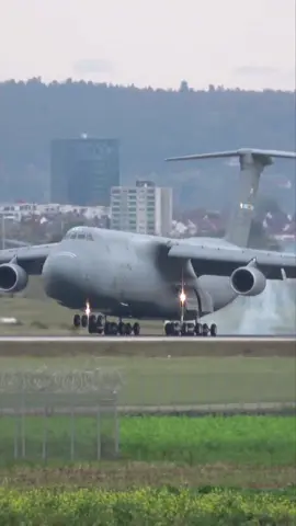 C-5M Super Galaxy Landing at Stuttgart Airport 19.10.2024 #aviation #c5m #supergalaxy #stuttgartairport #planelanding #stuttgart #c5supergalaxy #lockheed #airforce #plane #pilot #airport 