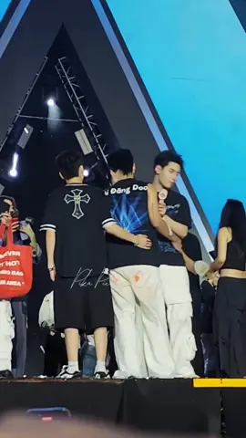 Kiss thật luôn, trấn động đêm nay cre: thread (k nhớ tên) #doogem 