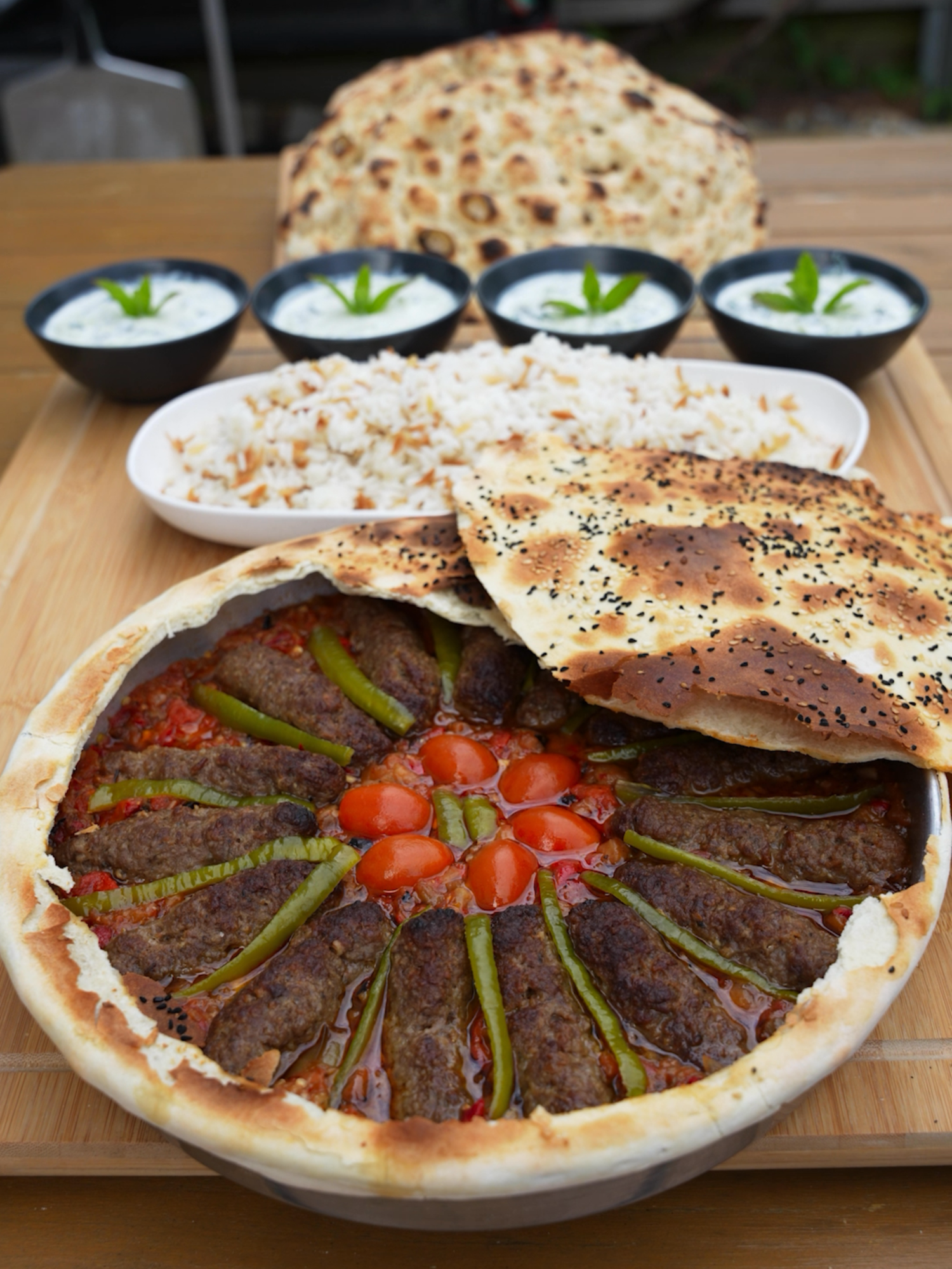 Heute haben wir ein Gericht zubereitet, dessen Geschmack man einfach selbst erleben muss: Köfte mit Auberginenpüree aus dem Steinofen 😋 Mit gerösteten Auberginen, Paprika, Tomaten und Spitzpaprika – alles gekrönt von einer knusprigen Brotkruste mit Schwarzkümmel und Sesam. Ihr könnt euch sicher denken, wie unwiderstehlich das schmeckt 🔥 Today we prepared a dish that you simply have to taste for yourself: Köfte with aubergine puree from the stone oven 😋 With roasted aubergines, peppers, tomatoes, and sweet peppers – all topped with a crispy bread crust with black cumin and sesame. You can imagine how irresistible that tastes 🔥 Bugün öyle bir yemek yaptık ki, ne kadar anlatsam da tadını, lezzetini denemeden bilemezsiniz: Taş fırında ezmeli köfte 😋 Közlenmiş patlıcanı, közlenmiş biberi, közlenmiş domatesi, közlenmiş kapya biberi, üstündeki çörek otlu, susamlı ekmek kaplaması ile tahmin edersiniz ki lezzetine doyulmaz bir yemek 🔥 #aubergine #patlıcan #brot #bread #ekmek #food #cooking #lecker #tasty #Foodie #backen #yemek #baking #asmr #rice #pide #Cacık #Karnıyarık #karniyarik #garden #garten #bahçe