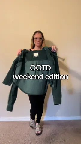 Weekend outfit check! Todays high is 72!! (For reference its usually 95+) definitely had to break out a jacket!! #aerie #OOTD #weekendoutfit 