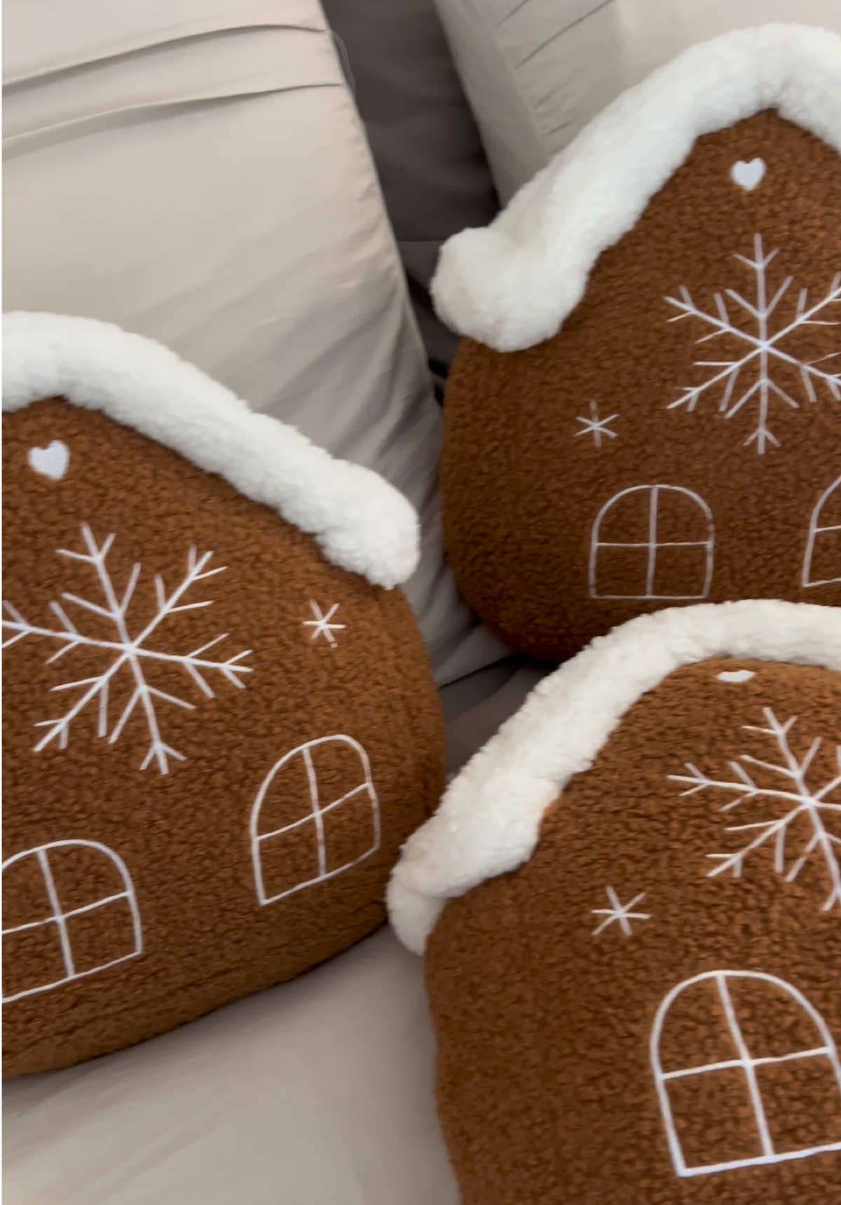 #gingerbread #gingerbreadhouse #christmas #viral #fy #decor #tiktok #pillow 