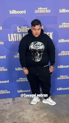 Asi fueron las poses de Floyy menor para las portadas y esta vez el artista quien se presento en las premiaciones billboard  tampoco quedo exento de criticas por parte de espectadores y seguidores quienes lo siguen en sus redes sociales. #chileenlacasa #parati #todosxchile #foryou #chile #generourbano #floyymenor #leebran🗽 #savageleebran #foryoupage❤️❤️ #comparte #comenta #fyp #tendencia 