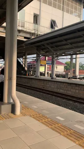 Mentahan kereta.  #stasiuncikarang #keretaapi #keretaapiindonesia #hilling #storytime #storywa #daily #mentahanvideo 