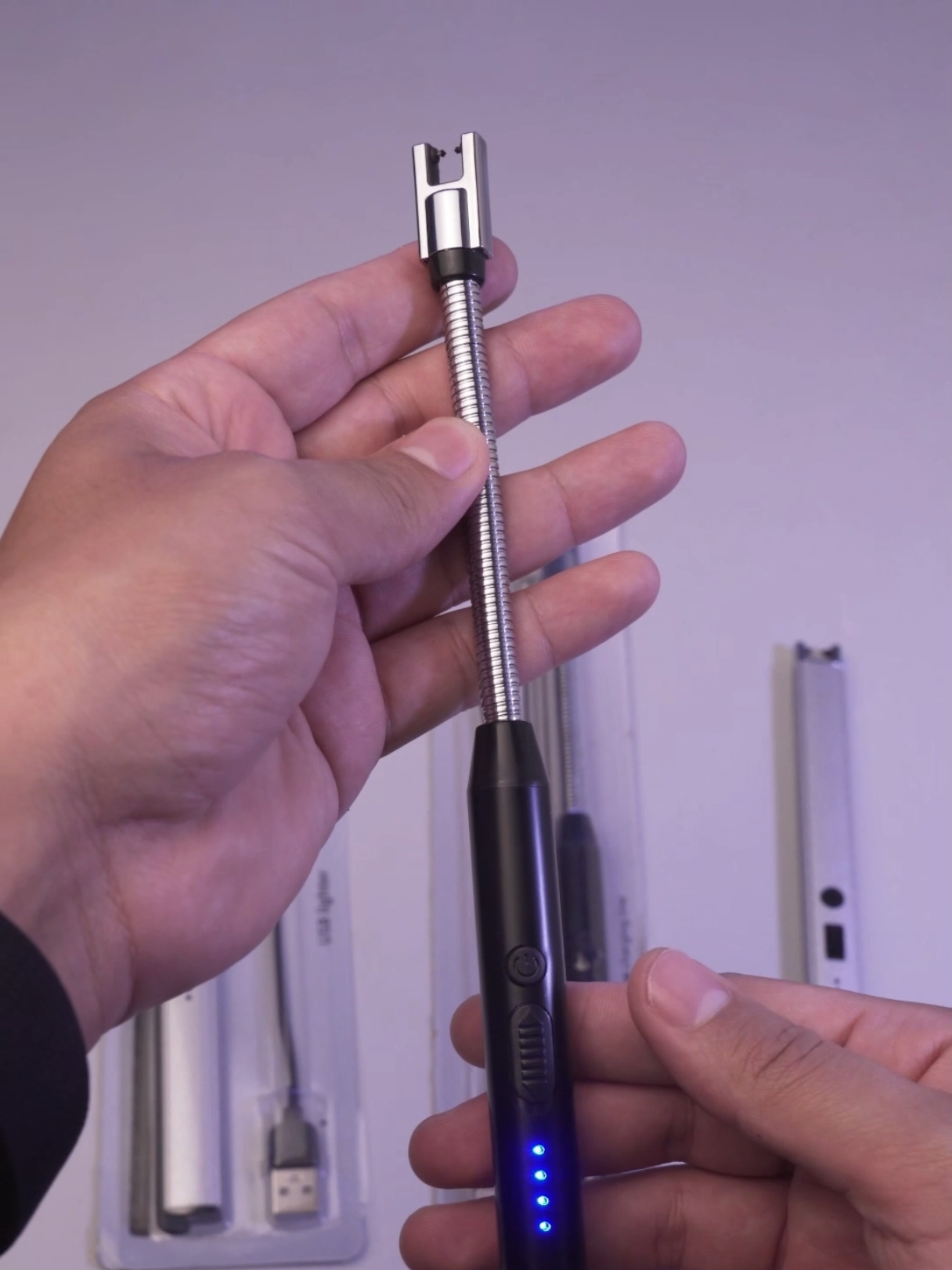 Encendedor eléctrico recargable 🔋  posee un potente arco de plasma con el que podrás encender cualquier cosa. Sin duda este es el mejor accesorio para la cocina, los encendedores eléctricos durán mucho más tiempo que los encendedores tradicionales. Este encendedor lo puedes recargar con su cable USB a través de un puerto USB C. Comenta a quién le regalarías un encendedor de estos.