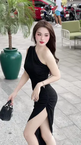 𝑬𝒎 𝒂́. 𝑵𝒉𝒖̛ 𝒏𝒂̀𝒐 𝒏𝒉𝒊̉ ? Đ𝒂́𝒏𝒉 𝒎𝒂̆́𝒕 𝒕𝒉𝒊̀ 𝒙𝒊𝒏𝒉, đ𝒂́𝒏𝒉 𝒎𝒂̂́𝒕 𝒕𝒉𝒊̀ 𝒔𝒖𝒚 🫢 #simihouse #vaybody #macdepmoingay #simihousechuyenvay #phoidodep #simihousechuyênváy 