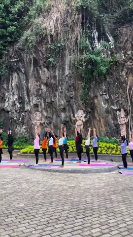 Liburan sambil olahraga sungguh sangat mengasyikkan .  .  #yoga #yogaoutdoors #yogalover #tamankemesraan #malang #malangtour #shantikastudioyoga #yogatour 
