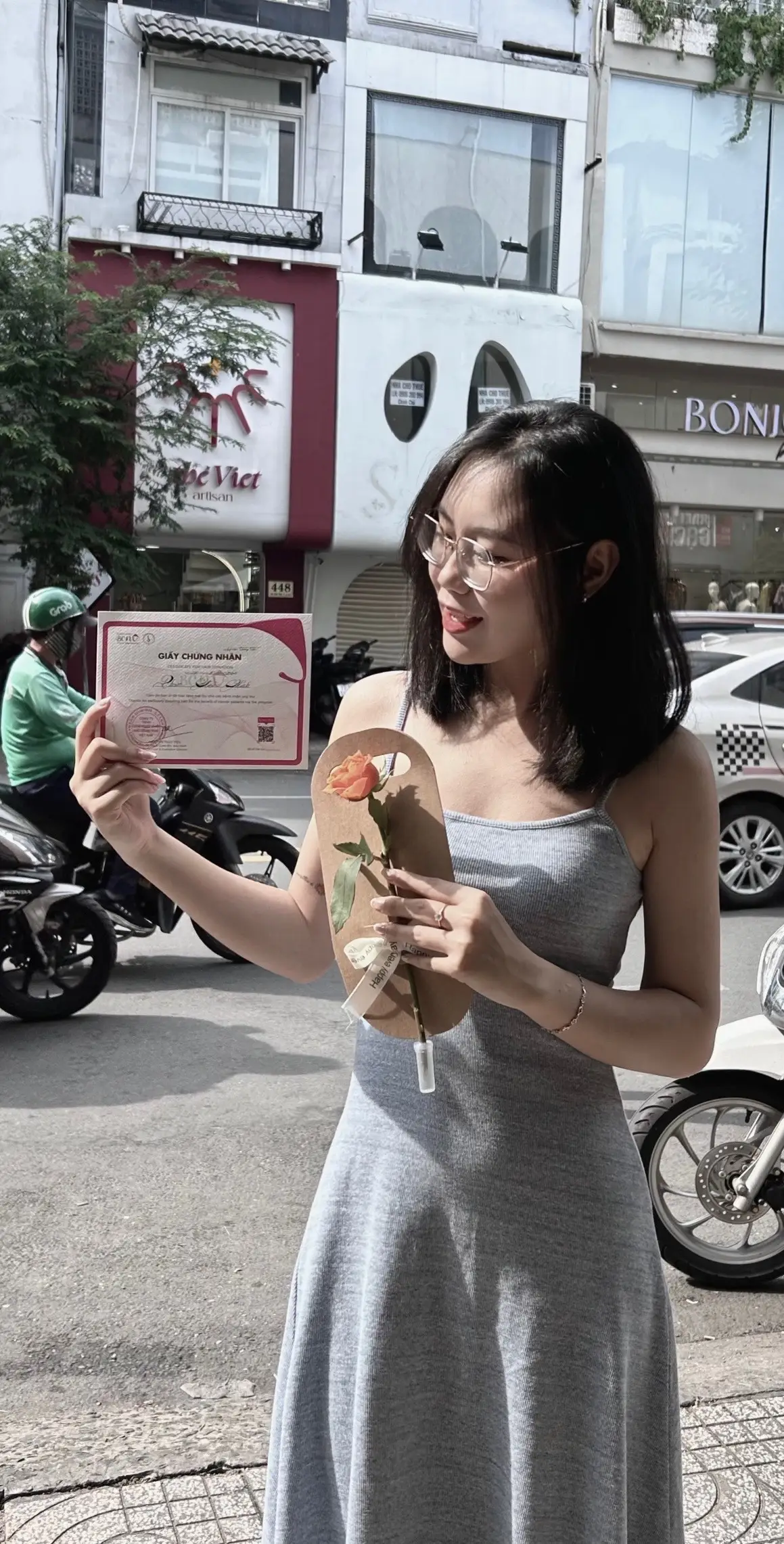 20/10 các bạn đi đâu? Mình đi hiến tóc điều mà mình ấp ủ mấy năm nay. Mình biết mặt mình không hợp tóc ngắn nhưng tóc rồi sẽ dài mà đúng hog? 20/10 các bạn nhận được nhiều quà không? Mình thì nhận được niềm vui vì mình đã làm được điều mình muốn làm. #hientocchobenhnhanungthu #bcvn #sorasalon 