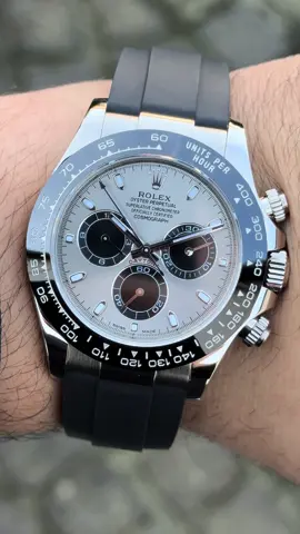 Die Rolex Daytona Cosmograph in Weißgold mit Oysterflex-Armband (Ref. 116519LN) ist die perfekte Kombination aus Luxus und Performance. Mit einem Gehäuse aus 18-karätigem Weißgold und dem innovativen, robusten Oysterflex-Armband vereint dieses 2018er Modell Eleganz und Funktionalität. Für Uhrenliebhaber, die sowohl Präzision im Stil als auch in der Chronographenleistung suchen, bleibt die Daytona eine ikonische Wahl. Das elegante schwarze Zifferblatt sorgt für einen markanten Kontrast und lässt diese Uhr in jeder Sammlung hervorstechen. #Rolex #Daytona #Cosmograph #WhiteGold #Oysterflex #LuxuryWatches #Chronograph #MarcGebauer #IconicTimepieces #watchlover 