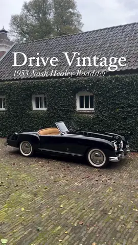 𝟏𝟗𝟓𝟑 𝐍𝐚𝐬𝐡 𝐇𝐞𝐚𝐥𝐞𝐲 𝐑𝐨𝐚𝐝𝐬𝐭𝐞𝐫 ✨ The perfect blend of American and Italian style. One of only 314 Pininfarina-built roadsters and incredibly beautiful restored. Originally delivered to the United States in 1953. And in a colour combination that gets us every time - black over tan 🖤 Expected! Read the full story here 👉 https://www.gallery-aaldering.com/nl/nash-healey-roadster-1953/ Gallery Aaldering: exquisite classic automobiles 🚗 #GalleryAaldering #Nash #Healey #Roadster #Pininfarina #50s #60s #Classiccar #Oldcar #Vintagecar #Cars #Youngtimer #Oldtimer #Auto #Fy #Fyp 