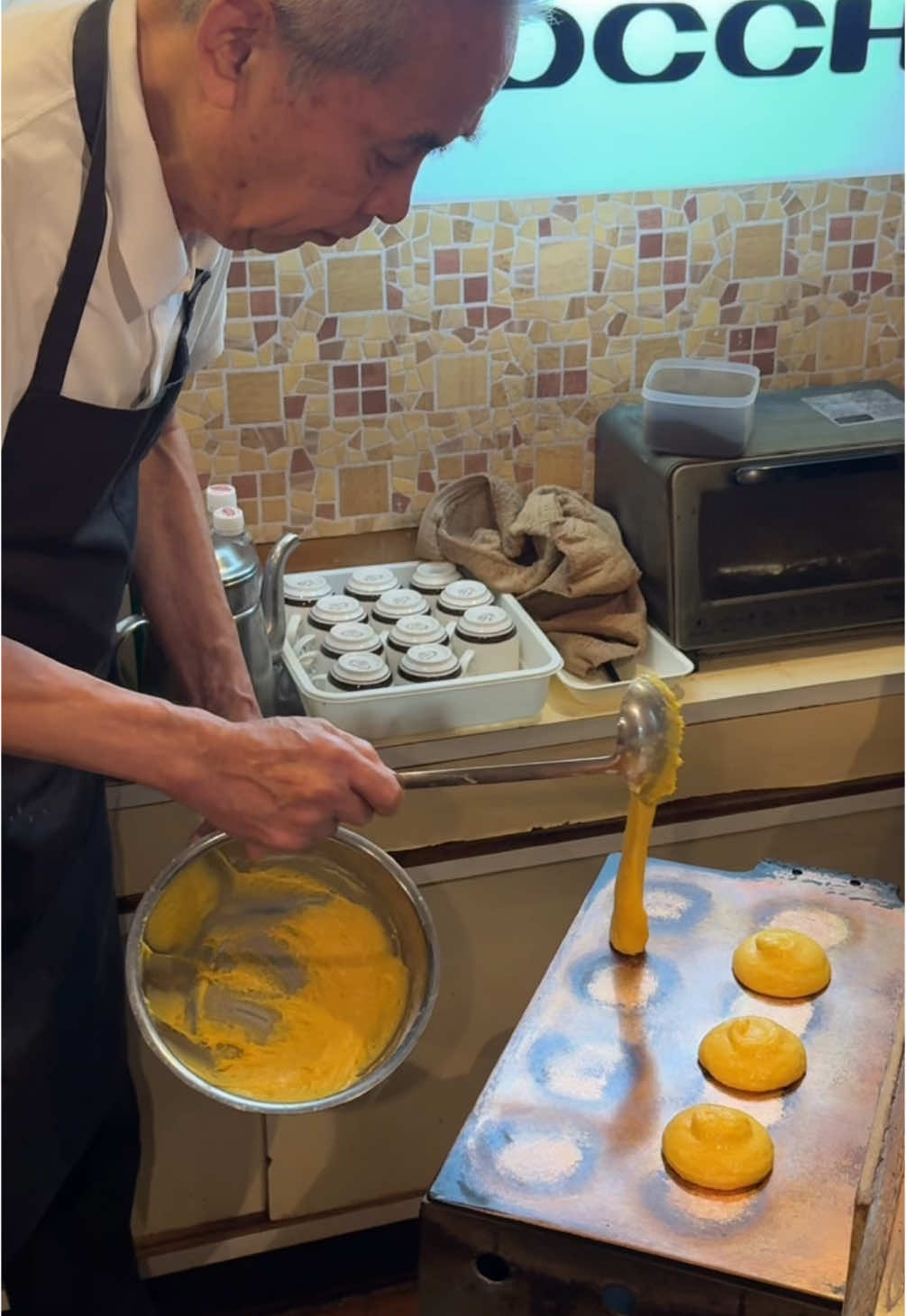 50年以上愛され続けてる老舗喫茶☕️ ◎ ホットケーキ　550円 【店舗】コーヒーショップ ピノキオ 【住所】東京都板橋区大山金井町１６−８ 【アクセス】大山駅から徒歩10分 【営業時間】8:00-17:00 【定休日】水、木 【予算】￥1,000～￥2,000 開店前から行列ができるほどの とても人気な老舗喫茶店☕️ 50年以上愛され続ける 2段のホットケーキは、 硬めの生地で外はパリっと 中はふわふわな味わいでした！ 土日は特に行列みたいで 平日の朝8時に行くとすぐ入れました！ #東京グルメ #japanesefood #tiktokfood 