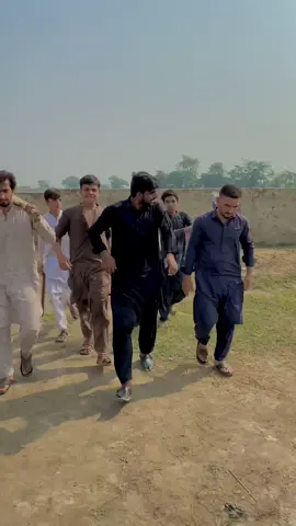 Larai kis ky sath howi hai😅 #4sall4nikamy #foryoupage #videoviral #1m #deraismailkhan #saraiki 