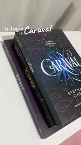 Comparação dos livros em tamanho menores (por 21,90 cada na shopee), e o Finale de tamanho normal. Achei tão fofinho 🤏🏻♥️ #caraval #lendario #finale #caravalseries #BookTok 