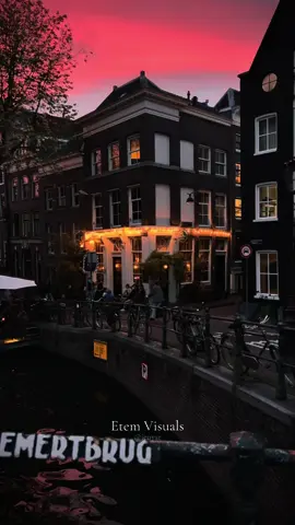 Autumn sunsets in Amsterdam be like✨🍂♥️ 📍Egelantiersgracht  #fyp #amsterdam #pinksky #amsterdamcity #amsterdamguide #amsterdamcanals #thenetherlands #tiktoktravel #sunsets #autumnvibes 