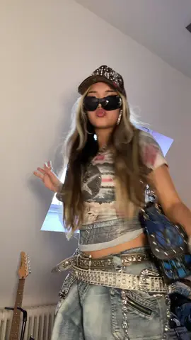 Damn girl😼 #fypシ゚ #y2k #outfit 
