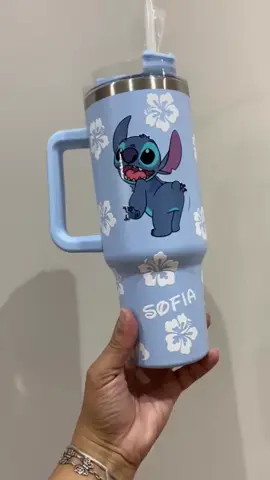 Copo Stitch  Com Alça, Canudo e térmico 😍 1200 ml Lindo e perfeito para você 🥰😍 Mantém a temperatura gelada por até 4 horas, com pedra de gelo por até 8 horas. Bebidas quentes 1 hora. Os copos são desenvolvidos com parede dupla para que o líquido de dentro não passe para o lado de fora, seu copo não irá transpirar e nem ficar quente.  Estampa digital, resistente à água, não sai com água e nem buchinha de pia. Esse item pode ser personalizado com nome, assim que finalizar a compra mandar no chat o nome desejado. Se o nome não for enviado no chat no prazo de até 4 horas após a compra o cope seguirá sem nome. Produto feito artesanalmente@Shopee Brasil 