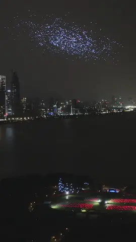 أكبر صورة جوية مكونة من طائرات دون طيار (درون) 🖌️ 10,197 درون من قبل شركة Shenzhen DAMODA Intelligent Control Technology (الصين) Largest aerial image formed by multirotors/drones 🖌️ 10,197 by Shenzhen DAMODA Intelligent Control Technology Co., Ltd. and Shenzhen Gude Media Co., Ltd.