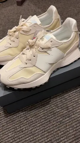 New release New Balance / WS327 series / BEIGE / WS327MO B width (slightly narrow) Adult-cute sneakers with ribbons on the shoelaces #Newbalance #Ws327MO #newbalance327 #newbalancesuede #newbalancejapan 