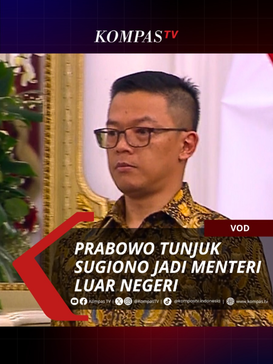 Sugiono, mantan prajurit Kopassus yang menjadi salah satu kepercayaan Prabowo Subianto, ditunjuk sebagai Menteri Luar Negeri dalam pemerintahan Prabowo-Gibran, yang disebut Kabinet Merah Putih. Sugiono memulai karier militernya di TNI Angkatan Darat pada tahun 2002 dan bertugas selama dua tahun hingga 2004. Pangkat terakhirnya adalah Letnan Satu, yang ditandai dengan dua balok di pundaknya. Namun, ia memutuskan untuk pensiun dini dari dinas militer dan memilih jalur baru dengan menjadi Sekretaris Pribadi Prabowo.  Simak berita lainnya di www.kompas.tv! #VODKompasTV #PelantikanPresiden2024 #PelantikanPrabowoGibran #KawalPrabowoGibran #TikTokBerita