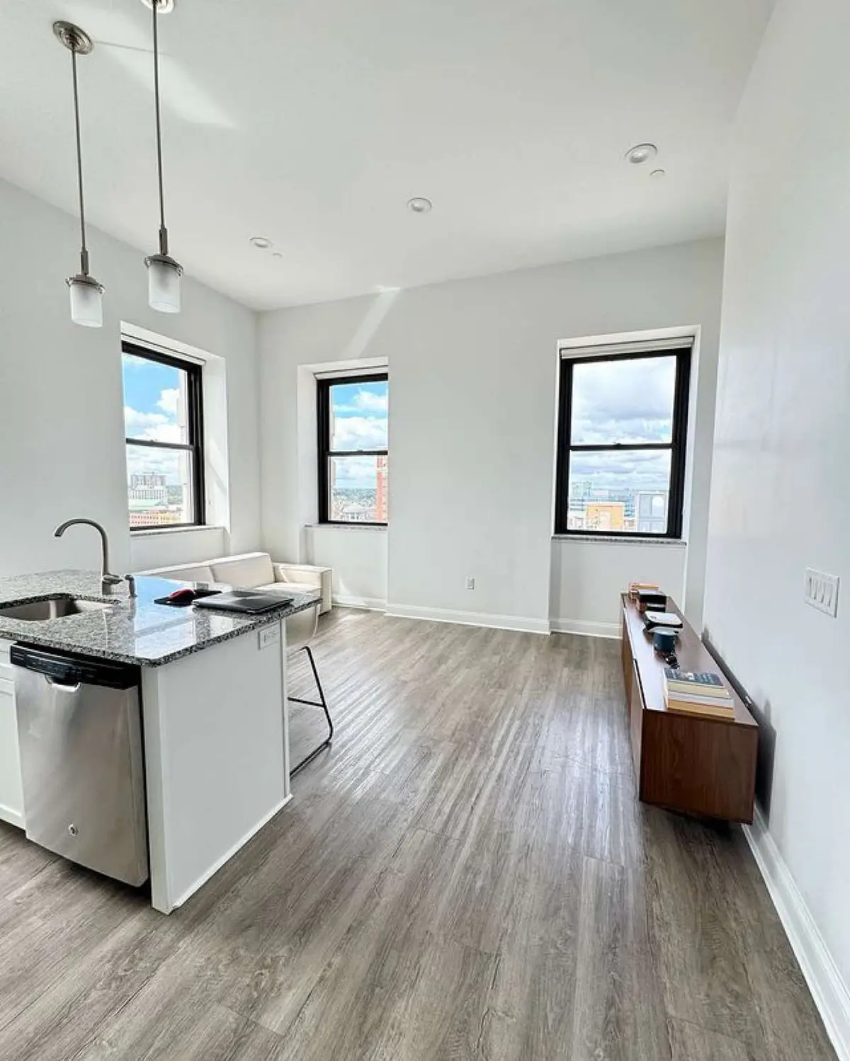 #creatorsearchinsights  Nothing better than a clean house and lots of natural light ☀️ #sundayrest #dayinthelife #homedecor #apartment #interiordesign #hometok #apartmenttour #citylife #design #kitchen #livingroom #dayinmylife 