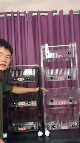 Kệ Heo Xinh Trong Suốt – Đựng gì cũng xinh, decor gì cũng đẹp!  Đã có 2 phiên bản 3 tầng và 4 tầng cho mọi nhu cầu sắp xếp gọn gàng. Chất liệu nhựa PP bền, đẹp, kèm bánh xe di chuyển dễ dàng. Đừng bỏ lỡ cơ hội sở hữu ngay một em cực cute này!   #KệHeoXinh #DecorNhàCửa #KệĐaNăng #TiệnLợi #TopGiaDung #NhàCửaGọnGàng #BánhXeLinhHoạt #ĐồDùngMẹVàBé #PhongCachCute #MuaSắmTiệnLợi