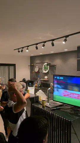 Ele deu um soco na televisão #gabriellaranjeira #vasco #futebol 