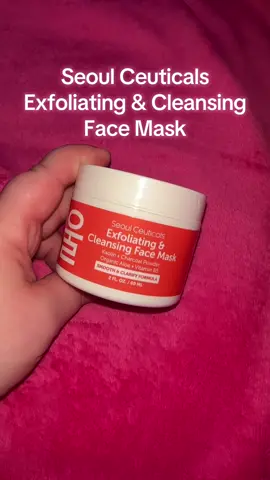 Tonight i used this mask because my skin is a little angry and i have some break outs on my cheeks. The kaolin clay is perfect to suck all the gunk out. This mask doesnt dry completely so it didnt leave me with that stiff skin feeling. The exfoliation wasnt too rough either! @Seoul Ceuticals #skincare #facemask #koreanskincare #skinroutine 
