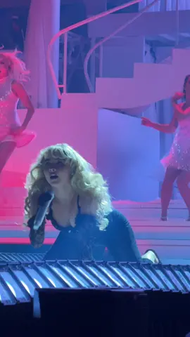 Sabrina dangerously sweet #sabrinacarpenter #shortnsweet #shortnsweettour #fyp @Sabrina Carpenter 