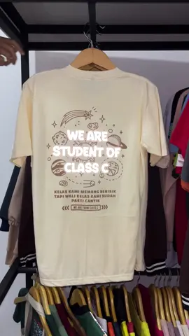 Sablon Plastisol X Sablon Reflektif🔥 Kapan lagi bikin kaos kelas cuman 65 ribu😍 dapet banyak bonus : 1. Free Stiker 2. Free Jasa Desain 3. Free Kaos Wali Kelas 4. Free Ongkir ke seluruh Indonesia Ayo Konsultasikan Desain Kaos kelasmu🙌🏼 • 📌Intip Hasil Produksi Kami di : @afourstudioportofolio • 𝐔𝐧𝐭𝐮𝐤 I𝐧𝐟𝐨 𝐝𝐚𝐧 P𝐞𝐦𝐞𝐬𝐚𝐧𝐚𝐧: Workshop : 🏠 Jl Margo Mulyo No 5 RT 05/08, Arcawinangun, Purwokerto Timur, Kabupaten Banyumas( GMaps AFOUR STUDIO ) 📲Whatsapp : 0877 3383 7353 #kaos #kaoskelas #bajukelas #kaossablon #afourstudio 