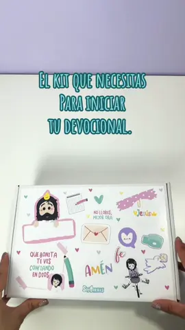 El kit que necesitas para iniciar tu devocional con Dios. Incluye: 📒 Agenda Devocional: Organiza 12 meses de encuentros con Jesús en un formato cómodo de media carta. Planifica tu tiempo y lleva un registro de tus momentos especiales de reflexión y oración. 🖊️ 12 Lapiceros Gel: Ideales para anotar tus oraciones, pensamientos y reflexiones en la agenda o en cualquier otro lugar. 🌈 Stickers Inspiradores: Un set de 12 hojitas con stickers alegres que darán color y vida a tu estudio bíblico. 📔 Minilibreta de Versículos: Con 80 hojas, es perfecta para anotar tus promesas favoritas de la Biblia. 💌 Caja Promesas de Jesús: 90 mensajes que te sostendrán y guiarán día a día, recordándote el amor y las promesas de Jesús. 💎 Lapicero negro con diseño de diamante: Un detalle elegante para tus anotaciones. 🌸 6 resaltadores en cera con aroma a frutas: Perfectos para subrayar tu Biblia sin traspasar el papel, y añaden un toque de frescura con su delicioso aroma. 📮 Postal con mensaje de Jesús: Un recordatorio especial de Su amor incondicional. Realiza tu pedido en el link de nuestro perfil. #devocional #tiempodeoracion #jesus 