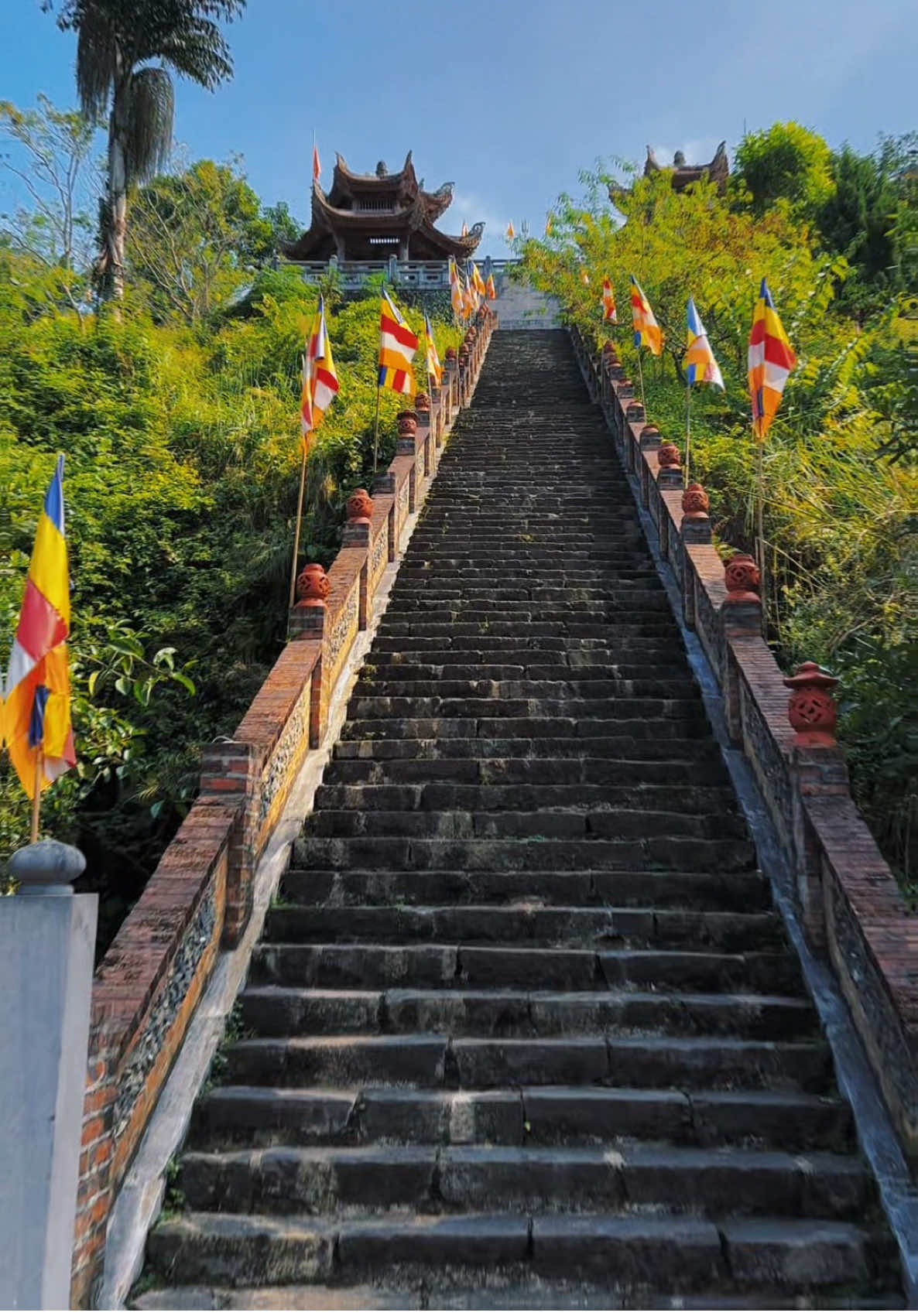 ❗️ Chùa Phật Tích Trúc Lâm Bản Giốc.  - Là ngôi chùa đầu tiên được xây dựng trên mảnh đất biên cương phía bắc. Nằm toạ lạc ở lưng chừng núi Phia Nhằm, cách thác Bản Giốc chừng 500m, thuộc địa phận xã Đàm Thuỷ, huyện Trùng Khánh - Tỉnh Cao Bằng. Mặc dù được xây dựng ngay cạnh một thắng cảnh nổi tiếng thế giới là Thác Bản Giốc nhưng chùa lại có một không gian yên tĩnh đúng nghĩa. ❗️ Chùa Phật tích Trúc Lâm Bản Giốc - chốn linh tự thiêng liêng vùng biên viễn Cao Bằng. #caobang #caobangdidau #thacbangioc #bangiocwarterfall #checkincaobang #caobangtrip #caobangtrip #reviewcaobang #checkinvietnam #giaidieuvietnamminh #chuaphattichtruclam #trungkhanhcaobang #bangioc 