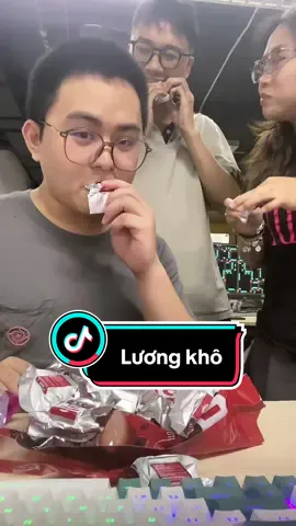 Giải pháp cứu đói cho những lúc cần thêm năng lượng 💪 Loại này khá dễ ăn, không quá ngọt, chỉ cần nhấm nháp 2 cái, uống cốc nước là no bụng. Chia cho anh em đồng nghiệp mà ai cũng khoáiiii. #cuong10yen #daily #Vlog #mukbang #asmr #ancungtiktok #comvanphong #ansang #anvat