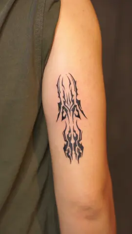 Calling all cat lovers! 🐱✨ Get a tattoo of your boss’s symbol nothing says devotion like a meaningful cat head design. Show your love for your feline friend with ink that’s as bold and unique as your bond. Tattoo & design by #Oatotistattoo 📍MRT Hualamphong exit2 📩 Dm for booking & inquiry #tattoobangkok #bangkoktattoo #tattoothailand #hualamphong #tattoodesign  #Catlover #minimaltattoo #ร้านสัก #ร้านสักกรุงเทพ #ร้านสักมินิมอล 