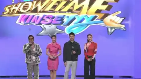 HURADO DONNY 🤩😍 Donny Pangilinan graces the It’s Showtime stage as one of the judges for the week-long #ShowtimeMagpasikat2024! 💛 Abangan ang ✨ spectacular performances ✨ ng #ItsShowtime cast from October 21 to 25, with the following line-up: Oct 21 (Mon) - Team Vice, Karylle, and Ryan Oct 22 (Tue) - Team Ogie, Kim, MC, and Lassy Oct 23 (Wed) - Team Vhong, Amy, Darren, and Ion Oct 24 (Thu) - Team Anne, Jugs, and Teddy Oct 25 (Fri) - Team Jhong, Jackie, and Cianne Catch the epic showdown of talent only on #Magpasikat2024! 🌟 #DonnyPangilinan #DonBelle #Bubblies