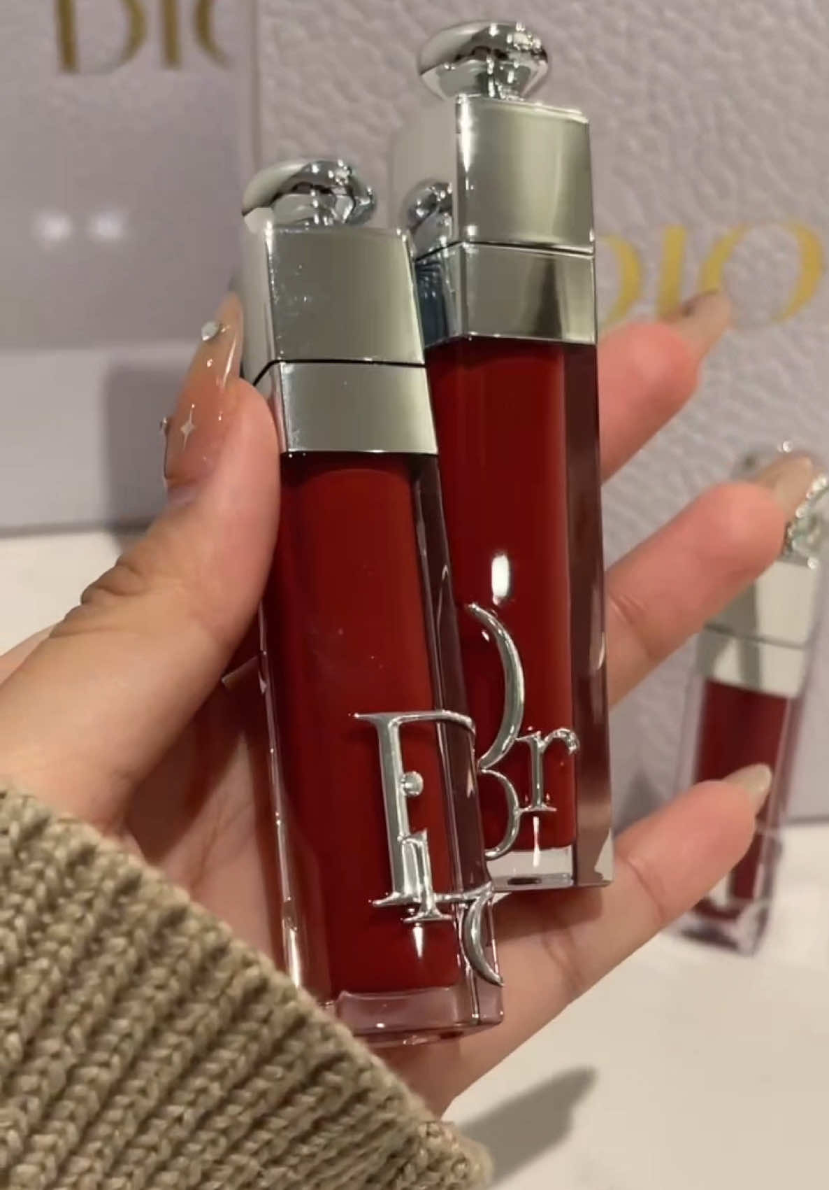 ✨Di.or maxi 024✨ Son dưỡng có màu nhẹ pha chút nhũ bling bling đã có sẵn tại shop ạ🫰🏻 Dòng maxi thì quá quen thuộc với chị em rùi đúng ko ạ, rinh ngay 1 thỏi tone hồng đỏ cho kịp mùa đông thui🌸🥰💋 👉🏻Nobox chỉ 495 xu tặng kèm túi giấy của hãng👈🏻 💄Bao auth trọn đời, có bill mua hàng💋 #fyp #lipstick #trending #viral 