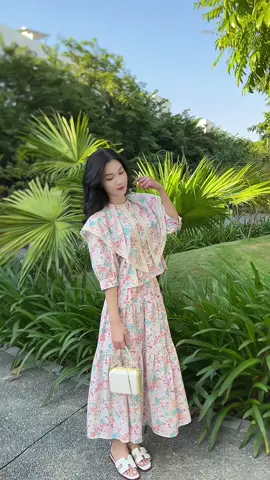 Vẻ đẹp thơ mộng và cuốn hút đều có trong set váy hoa SV021 của nhà La.na. Tự tin dạo phố thu hút mọi ánh nhìn. #xuhuong #outfits #thoitrang #trending #fashion #lanadesignvn 