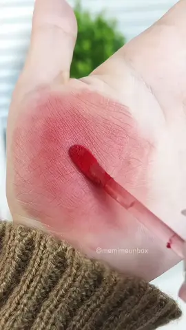 cọ lấy son vừa đủ nên mấy bà muốn đậm lấy nhiều lần nha, vâyh không sợ lố #sonkemli #sonkem #cherrylipvelvet #sonbarenbliss #barenbliss #barenblissvn #swatcheslipstick #thuvienmakeup 